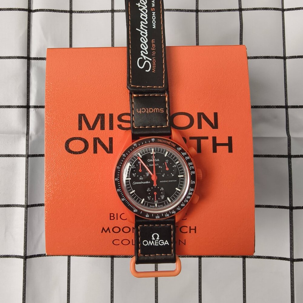 Swatch x Omega MoonSwatch Mission to Earth Lava - Picture 4 of 6